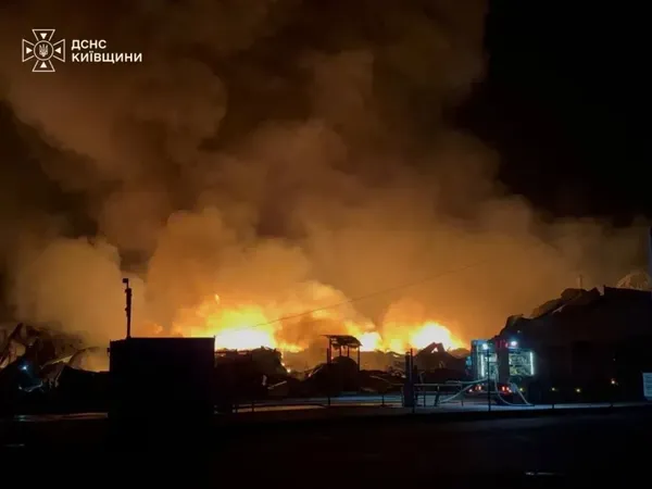 Трагічна ніч на Київщині: ворог забрав життя 14 людей, десятки поранених та палаючі підприємства