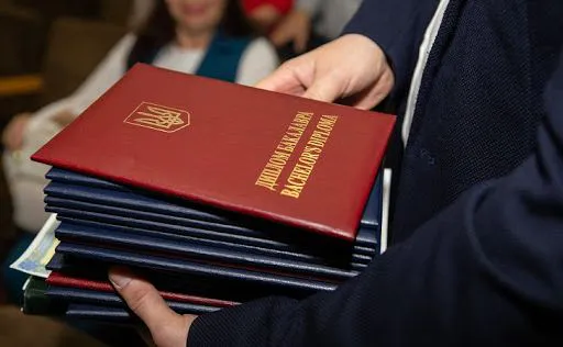 У МОН розповіли, кому і як видаватимуть дипломи з відзнакою
