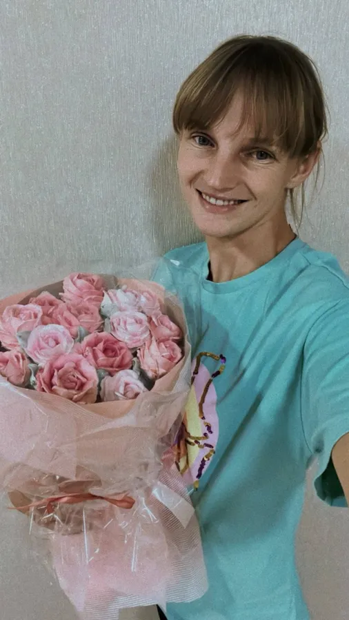 Смачні шедеври, які шкода їсти: як вчителька з Волині створює неймовірні букети із зефіру (фото)