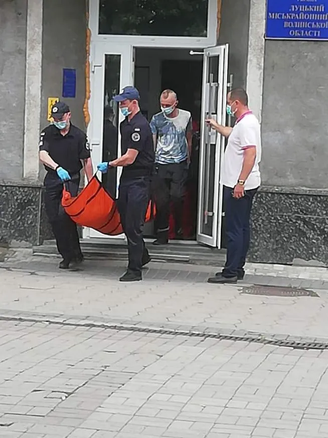 У Луцьку «швидка» забрала жінку із судового засідання (фото)