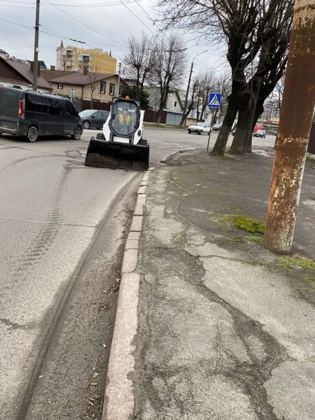 Луцьк чистять від накопиченого за зиму бруду (фото)