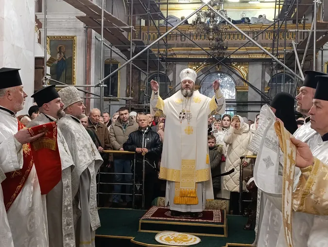 Молитви і колядки: у луцькому соборі Святої Трійці провели різдвяну службу (фото)
