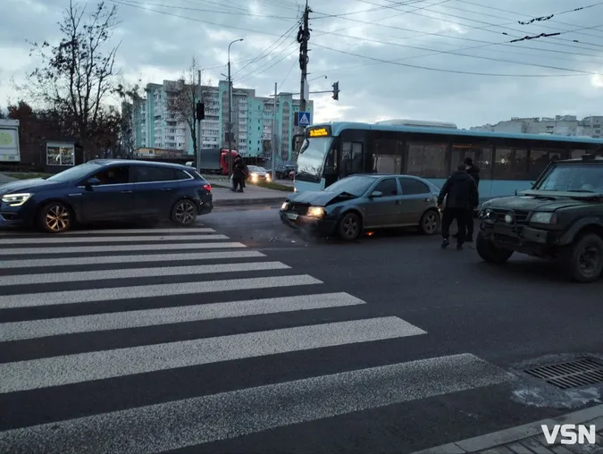 У Луцьку біля ПортCity не працюють світлофори – вже сталася ДТП (фото)