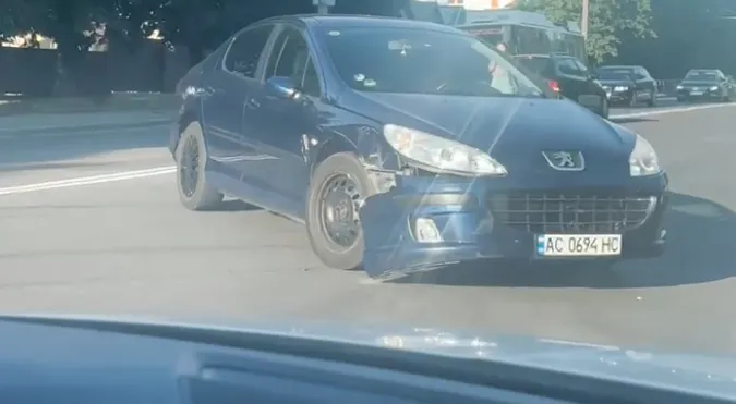 У Луцьку на Ковельській перекрили дорогу через аварію (відео)
