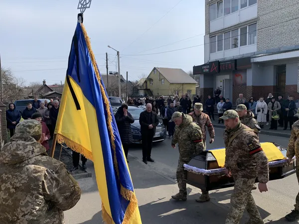Останній дзвоник для Героя: на Волині попрощалися з 25-річним воїном Максимом Мурашком (фото)