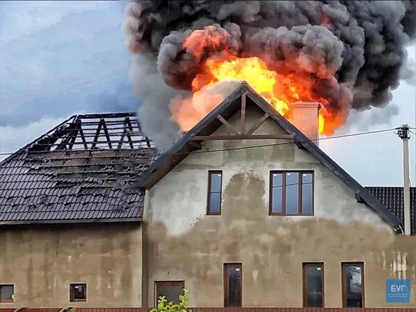 У Нововолинську після блискавки запалав дах будинку (фото, відео)