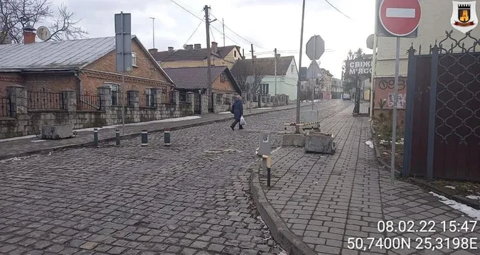Муніципали позрізають обмежувачі руху у Луцьку і прилеглих селах (фото)