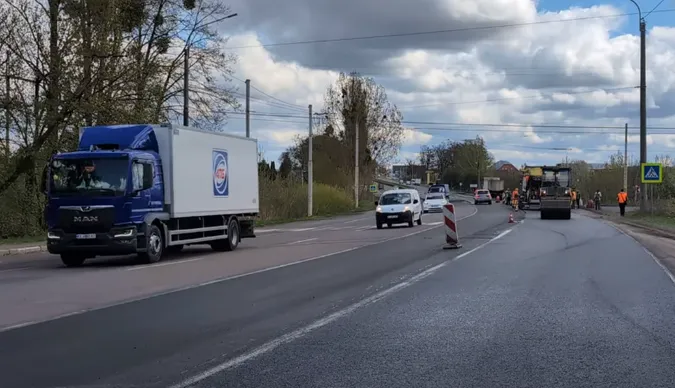 Латають ями: дорога від Луцька до Рівного стає безпечнішою (відео)