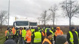 Українські перевізники заблокували трасу полякам у відповідь на їх страйк