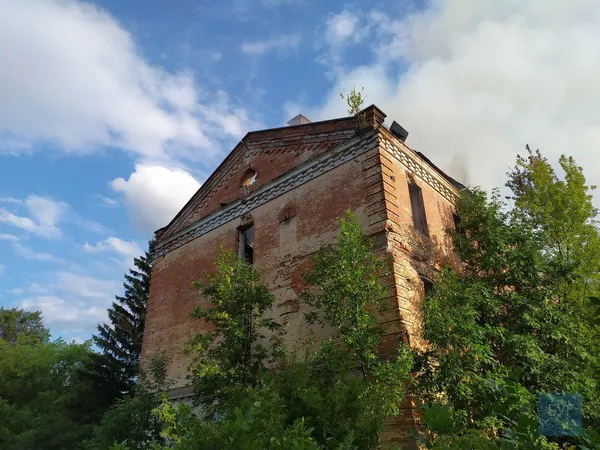 На Волині загорілася колишня казарма танкового полку (фото)