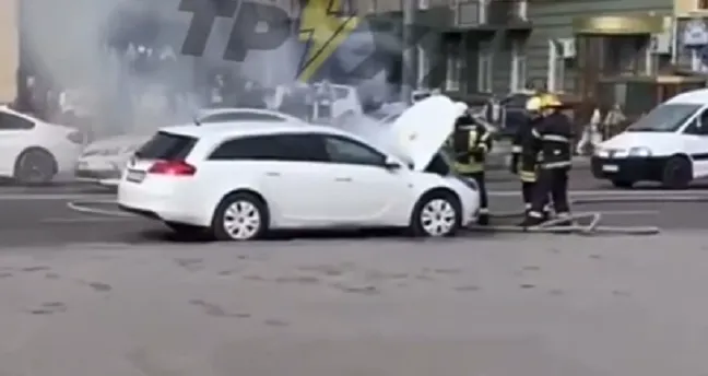 Повалив дим з-під капота: у Луцьку біля ЦУМу горіло авто (відео)