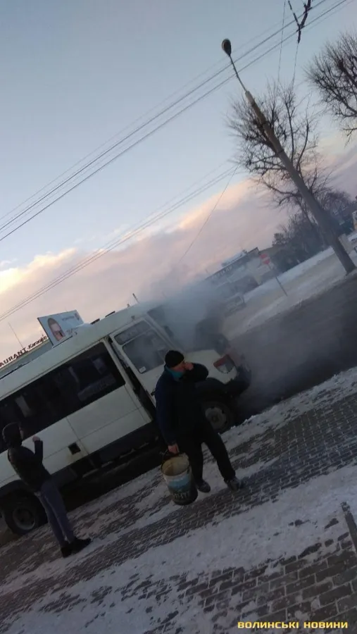 У Луцьку загорілася маршрутка, яка перевозила людей (фото)