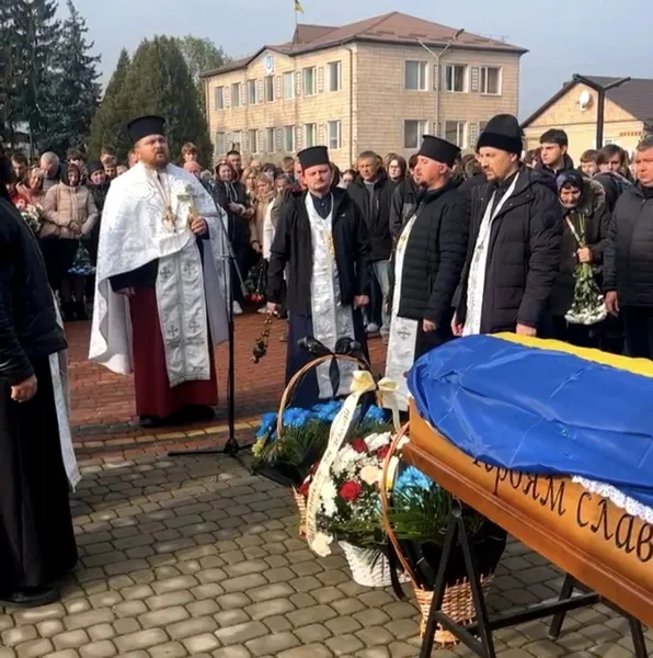 У Рожищі попрощалися із загиблим воїном Віктором Яручиком (фото)