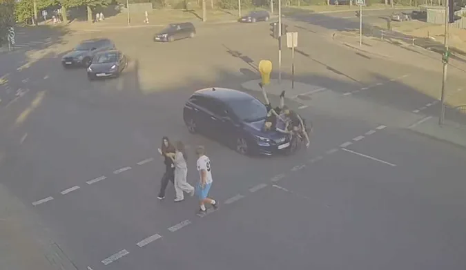 Дітей підкинуло на капот: показали момент наїзду на велосипедистів на Соборності у Луцьку (відео)