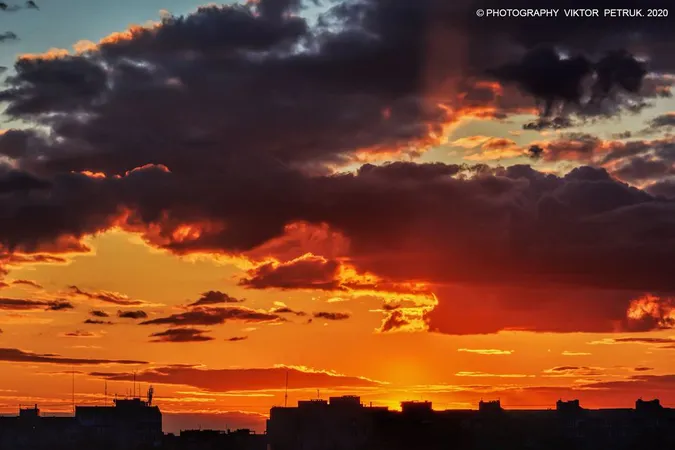 Літо попрощалося вогняним заходом сонця: фото з Луцька
