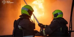 Понад 90 рятувальників гасили пожежі на Одещині, які спалахнули після атак рф