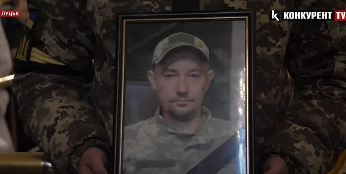 Луцьк – на колінах: місто прощається із загиблим воїном Романом Грицюком (відео)