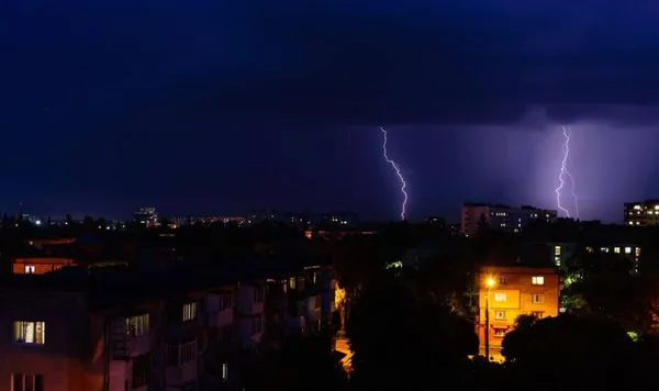 Заворожує: зазнімкували нічну блискавку у Луцьку (фото)