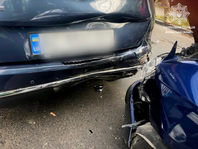 У центрі Луцька зіткнулися Hyundai та Kia (фото)