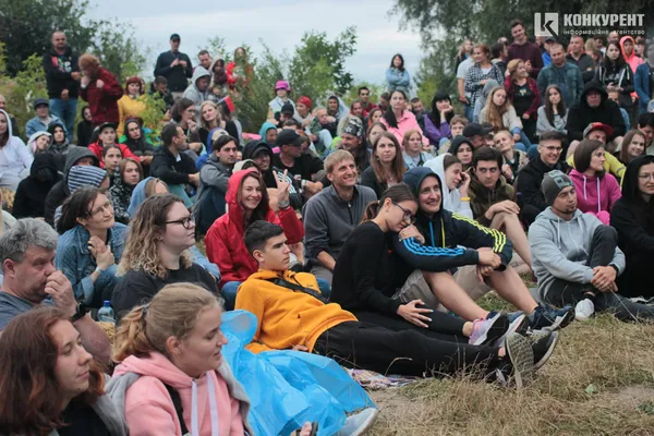 Пісні під гітару і вогонь до неба: як минув акустичний вечір на Бандерштаті (фото)