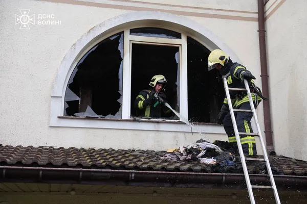 У Луцьку через залишену без нагляду праску спалахнув приватний будинок (фото)