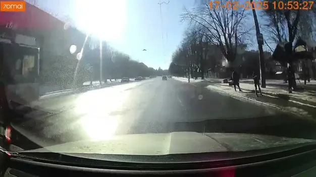 «Була зайнята телефоном»: у Луцьку авто ледь не збило дитину на переході (відео)