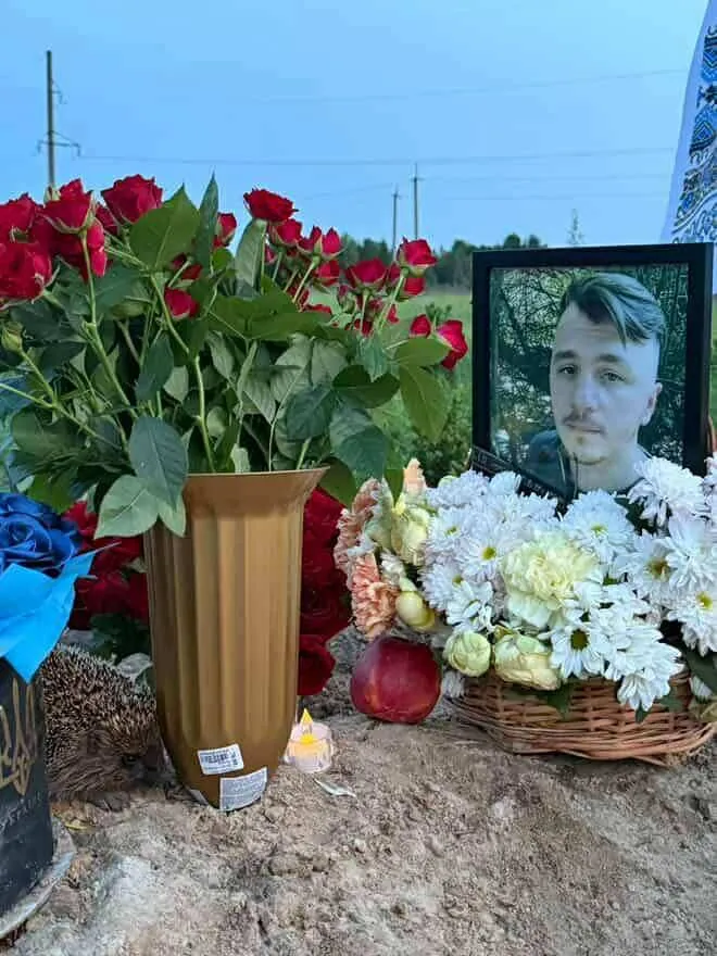 На могилу до загиблого військового, який любив їжаків, прийшов колючий друг (фото)