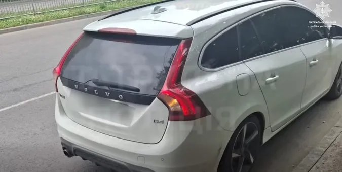 У Луцьку водій Volvo проїхав на червоне і не пропустив пішоходів: як його покарали