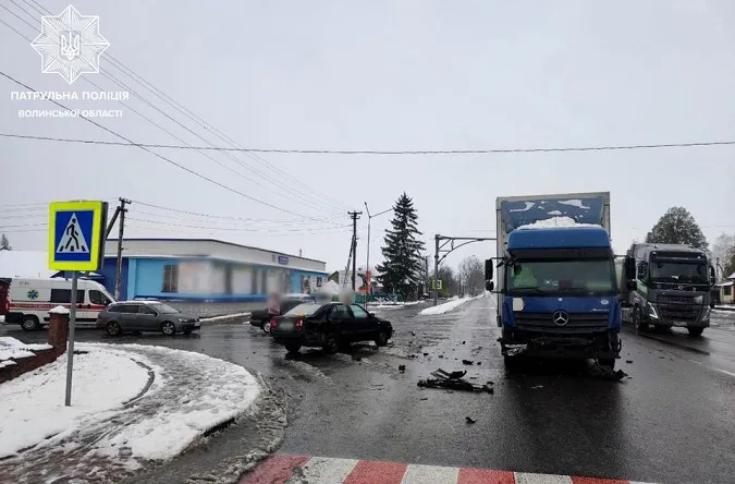 Chery не пропустив вантажівку: у Луцькому районі – серйозна ДТП (фото)