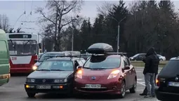 У Луцьку перед переходом зіткнулися Volkswagen і Nissan (фото, відео)