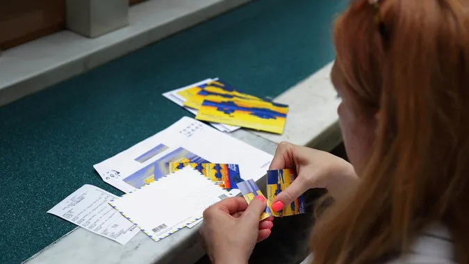 «Укрпошта» випустила листівки з історіями сучасних героїв, записаних їхніми голосами