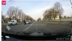 У Луцьку на Рівненській авто мало не збило жінку на переході (відео)