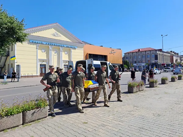 Отримали сповіщення в день 48-річчя: на Волині провели в останню путь воїна Олександра Резванюка (фото)