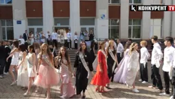 «Young and Beautiful»: як у Луцькому ліцеї №5 випускники на останньому дзвонику закружляли у вальсі (відео)