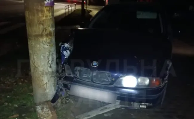У Луцьку п'яний водій BMW утікав від поліції і в'їхав у стовп (відео)
