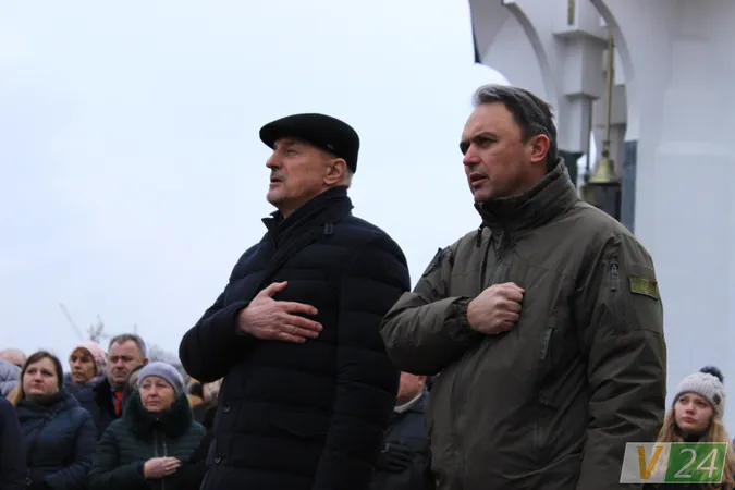 Луцьк: підняли прапор на підтримку військовополонених (фото)