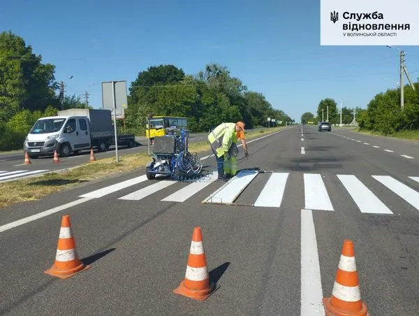 На автошляху між Луцьком і Рівним поновлюють дорожню розмітку (фото)