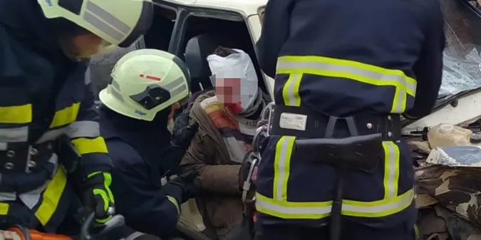 У Луцькому районі чоловіка затиснуло у розтрощеному авто (фото)