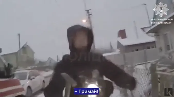 Не міг поворухнутися: на Волині патрульні допомогли врятувати чоловіка (відео)