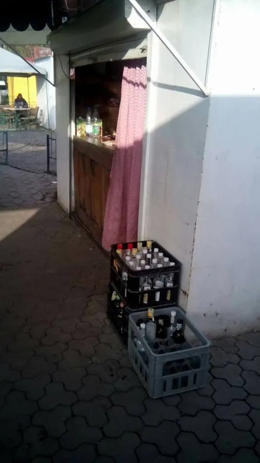 В кіоску на луцькій автостанції торгували контрафактним алкоголем (фото, відео)