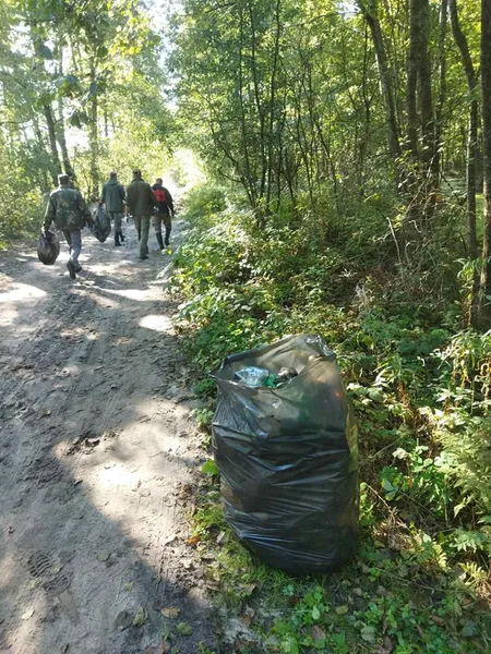 На Шацьких озерах після відпочивальників зібрали 100 мішків сміття (фото)