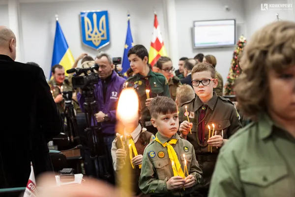 Із вогнем миру і співами: якою була остання в 2019 році сесія Луцької міської ради (фото)