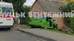 У Липинах BMW злетіло з дороги та в’їхало в гараж: є постраждалі