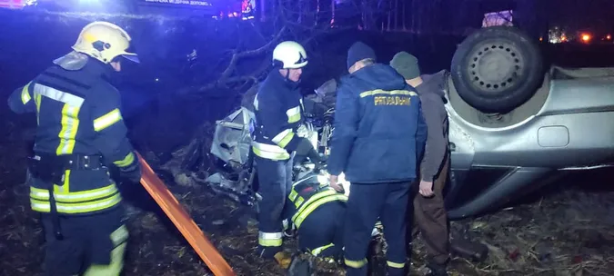 Тіло з авто дістали рятувальники: деталі смертельної ДТП у Луцькому районі (фото)
