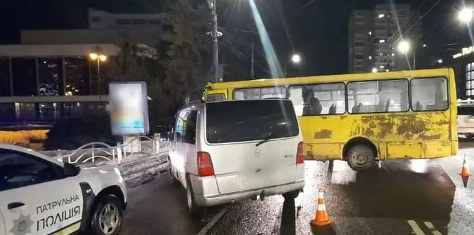 Водії були тверезі: у поліції прокоментували ДТП з маршруткою в центрі Луцька (фото)