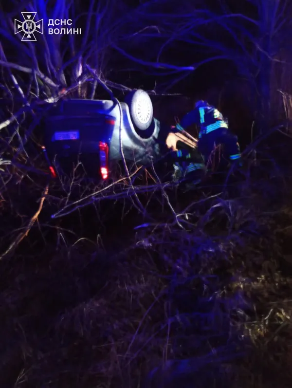 На Волині авто злетіло в кювет: водія деблокували (фото)