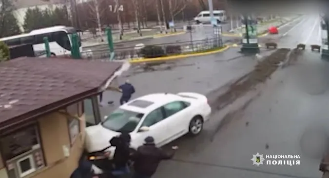 У парку «Межигір’я» автомобіль зніс касу на вході (відео)