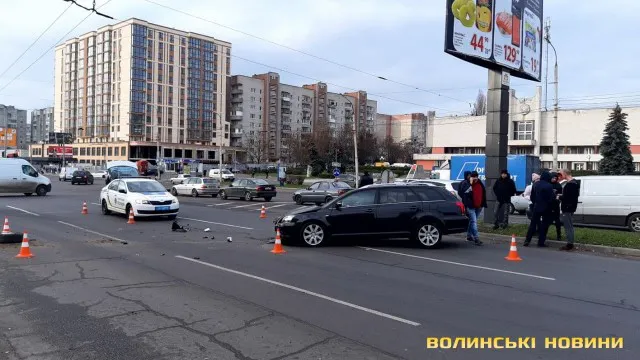 Відірване колесо і побитий капот: у Луцьку авто влетіло в стовп (фото)