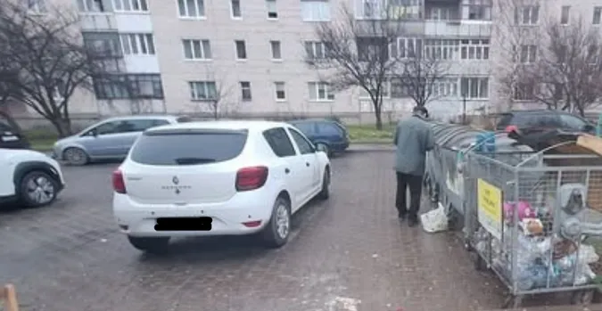 У Луцьку «паркохаму» перепало через залишене біля смітників авто (фото)