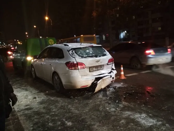 У Луцьку іномарка в'їхала в авто інкасаторів (фото)